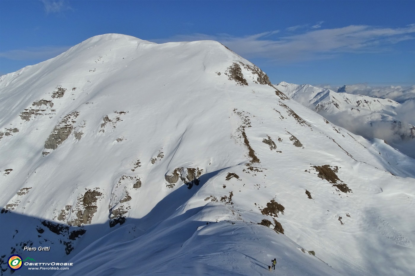 64 In ripida discesa con attenzione da Cima alla Bocchetta di Grem mentre soffia gelido vento da nord.JPG